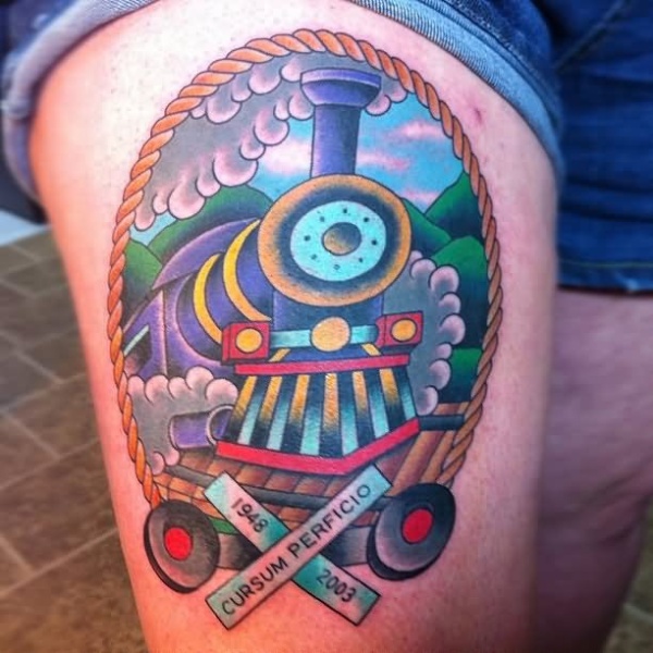 Estilo Memorial tatuaje de muslo de color del tren de vapor con letras