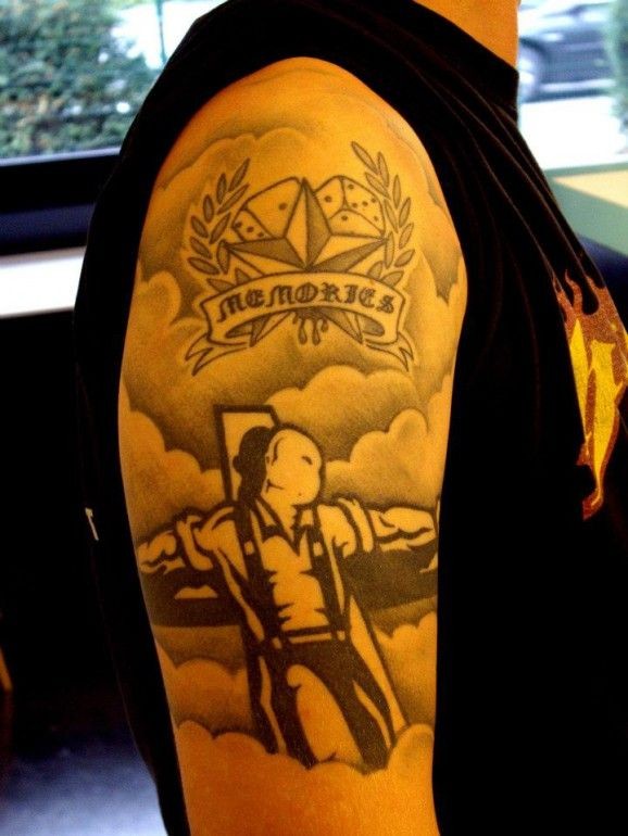 Tatuaje  memorial en el hombro.