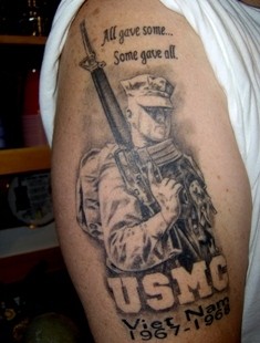 Tatuaje en el brazo de la memoria del Vietnam.