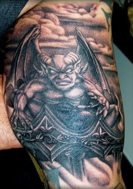 minaccioso gorgoyle tatuaggio