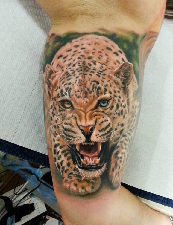 minaccioso realistico leopardo tatuaggio a mezza manica