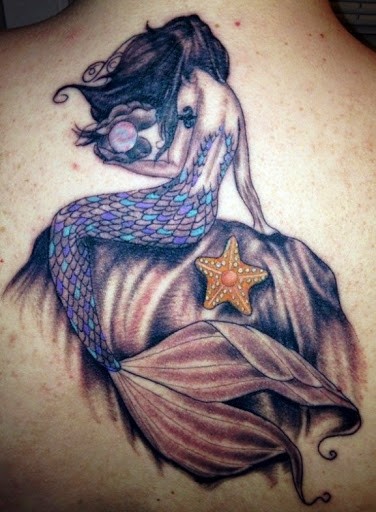 sirena con perla e stella marina tatuaggio