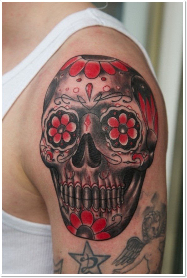 Tatuaje en el brazo, cráneo alargado, colores gris y rojo