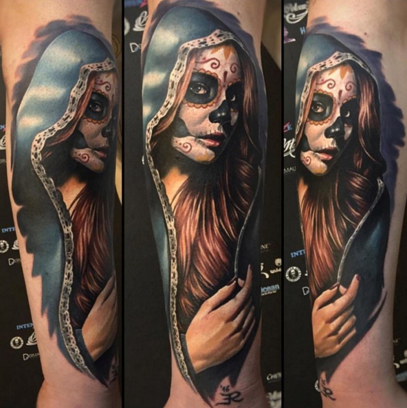 Mexikanisches realistisch aussehendes buntes Unterarm Tattoo mit Portrait der schönen Frau