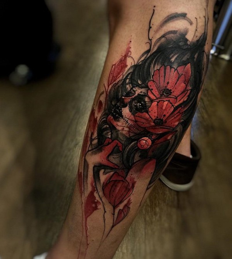 Tatuaje en la pierna,
retrato de mujer muerta de colores negro y rojo