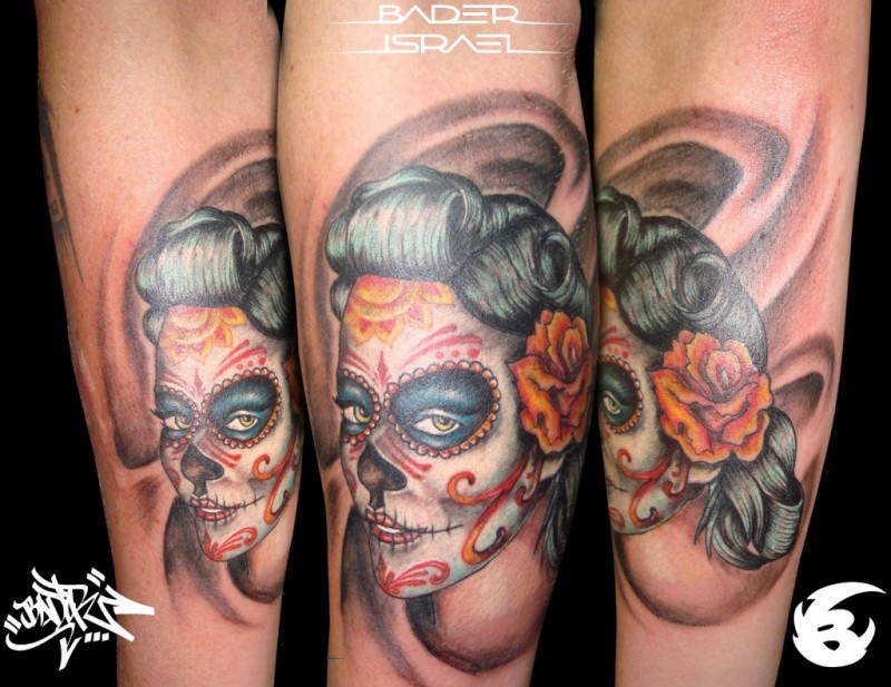 Tatuaggio colorato sul braccio Santa Morte