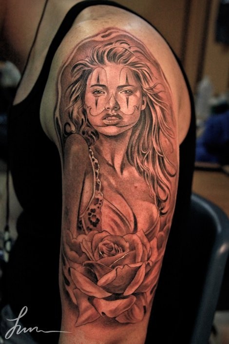 Tatuaje en el brazo, chica espléndida, colores negro y blanco
