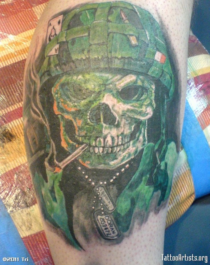 Tatuaje en la pierna de la calavera de un militar.