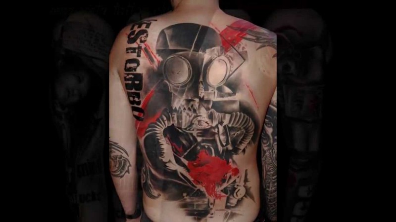 Tatuaje en la espalda, hombre en máscara antigás, estilo militar