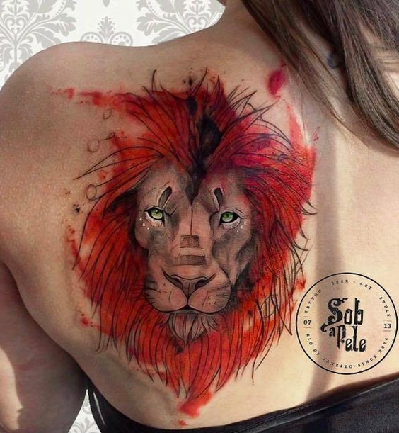 Estilo de arte moderno, tatuaje escapulario de color de hermoso león que mira