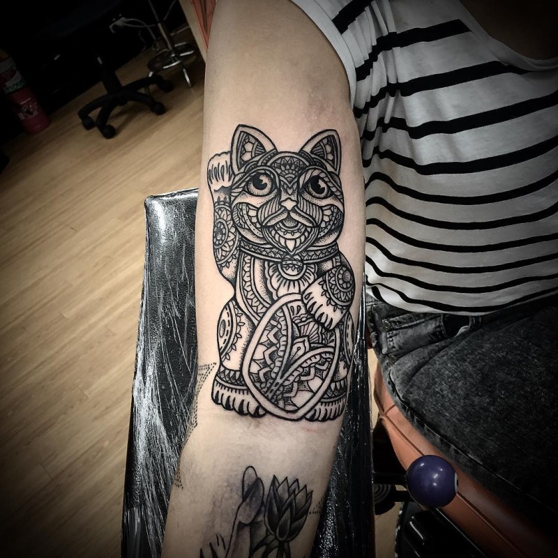 Modern black dot style biceps tattoo of happy cat with ornaments