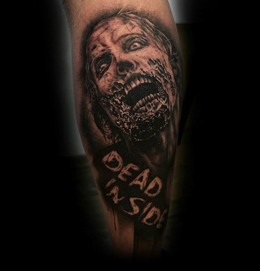 Modernes schwarzes und weißes Horrorfilm Bein Tattoo vom Zombies Gesicht mit Schriftzug
