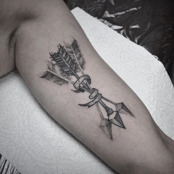 Modern aussehende Dotwork-Stil Bizeps Tattoo der gebundenen antiken Pfeile