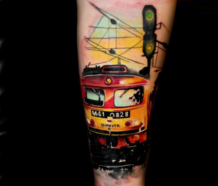 Foto moderna como tatuaje coloreado del nuevo tren eléctrico