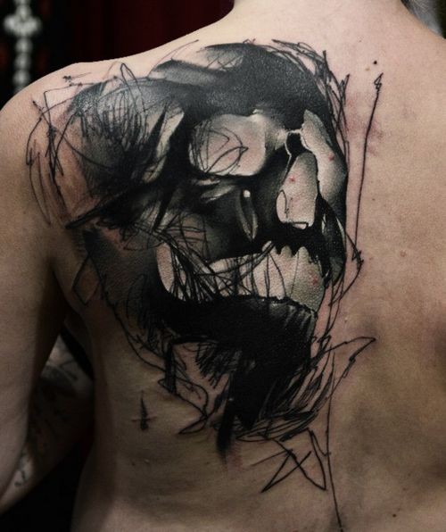 Estilo moderno 3D como el tatuaje escapular de tinta negra del cráneo humano demoníaco