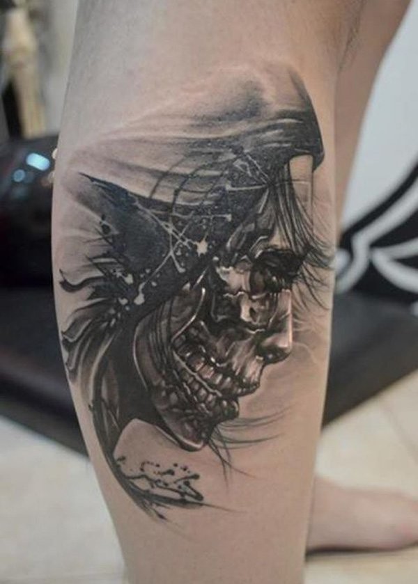 Modernes schwarzes und weißes Bein Tattoo mit dämonischem Portrait des alten Mannes