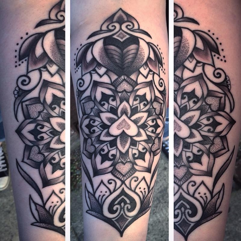Tatuagem de braço de tinta preta estilo moderno de flor grande
