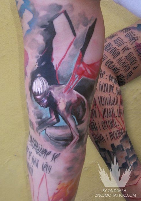 Moderne farbige Engel Frau Tattoo am Ärmel mit Schriftzug