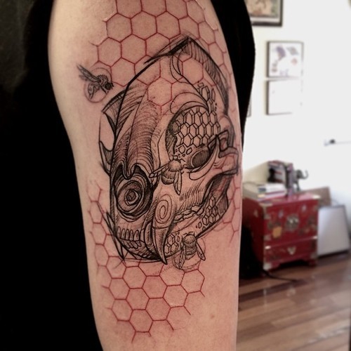 Tatuagem de braço colorido estilo moderno de crânio animal com abelhas