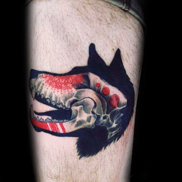 Tatuagem de braço colorido estilo moderno de crânio animal com silhueta de lobo