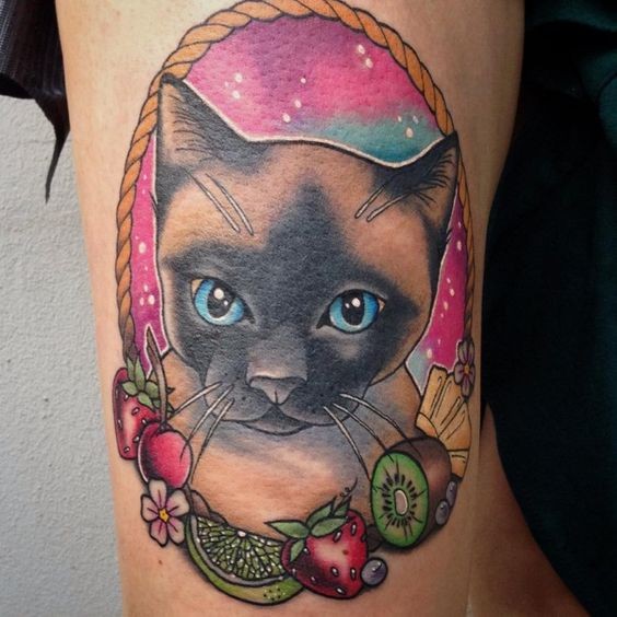 Tatuagem de braço colorido estilo moderno de retrato de gato com frutas