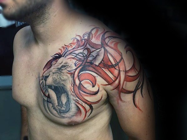 Tatuagem de peito e ombro de estilo moderno, colorida de leão que ruge com chamas