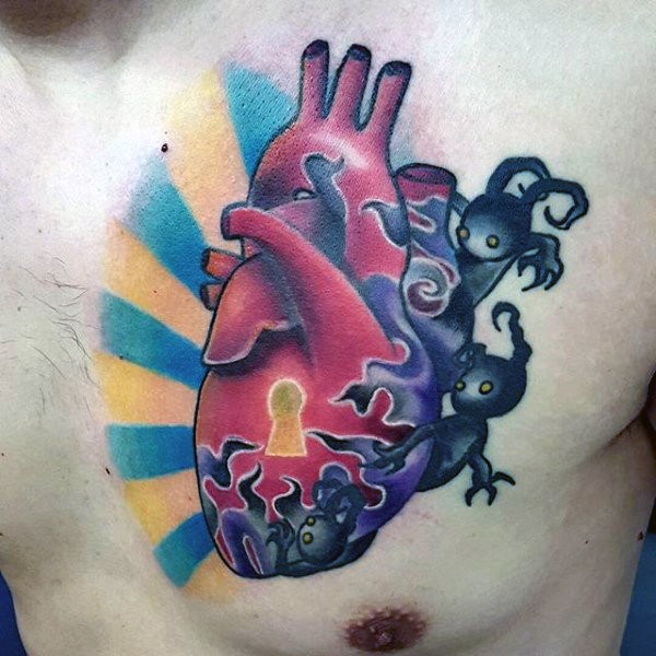 Tatuaggio petto cuore di stile moderno colorato con mostri e buco della serratura