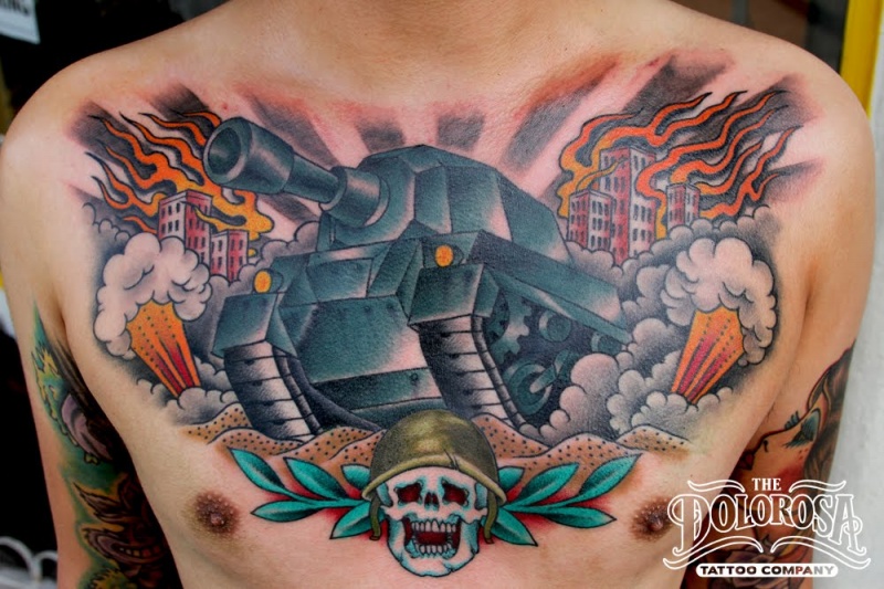 Tatuaje de pecho estilo color moderno de tren con la ciudad en llamas y el cráneo