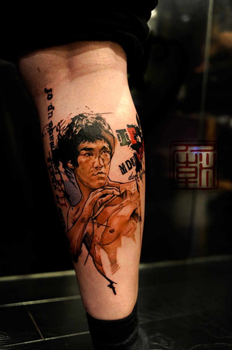 Modernes farbiges Bein Tattoo mit Bruces Lee Porträt und Schriftzug