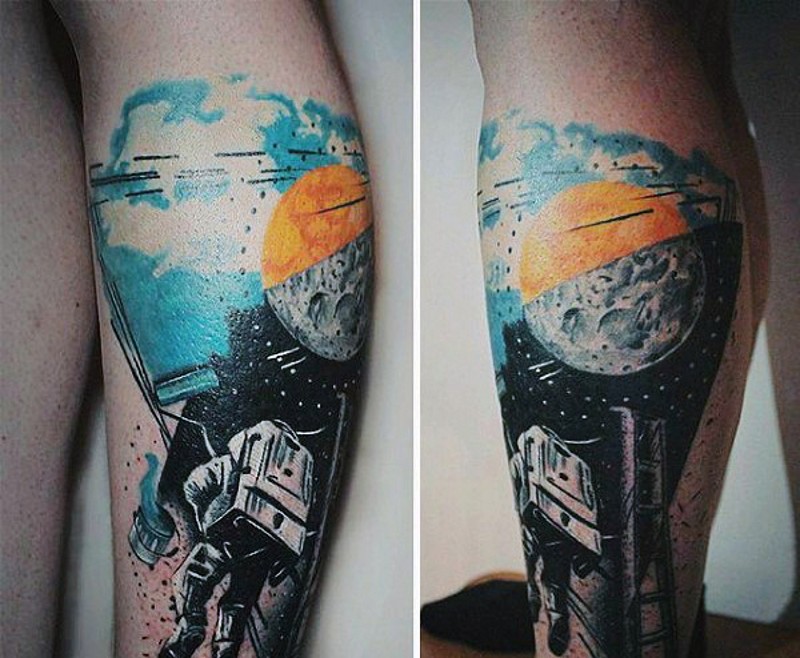 Tatuaje en la pierna, astronauta con planeta de dos colores