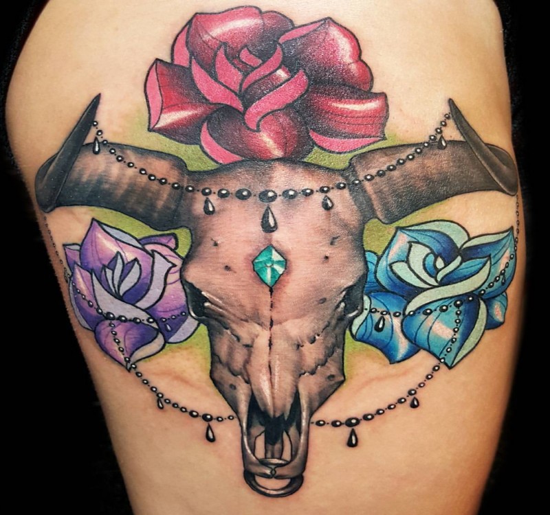 Tatuagem colorida estilo moderno de crânio animal com flores e jóias