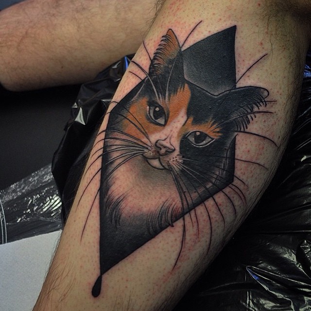 Tatuagem colorida de estilo moderno de retrato de gato estilizado com figura geométrica