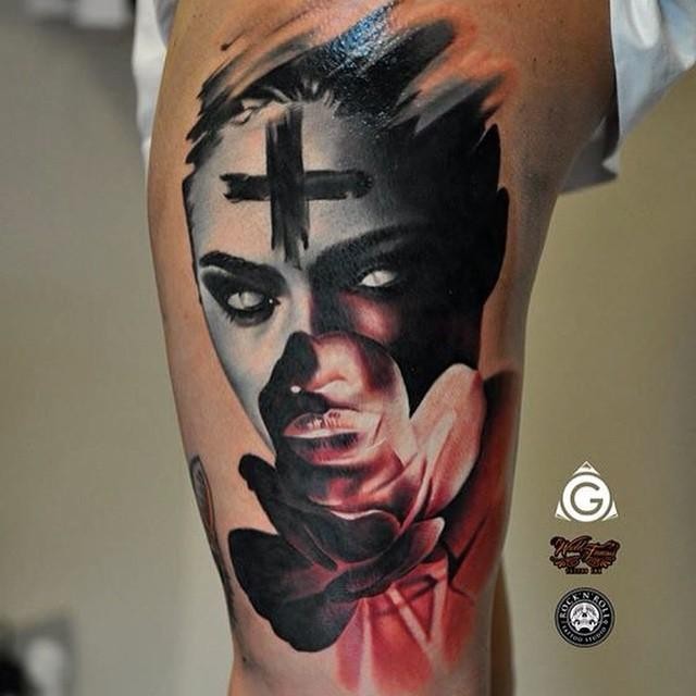 Modernstil farbiger Tattoo der teuflichen Frau mit dem Kreuz und Blumen