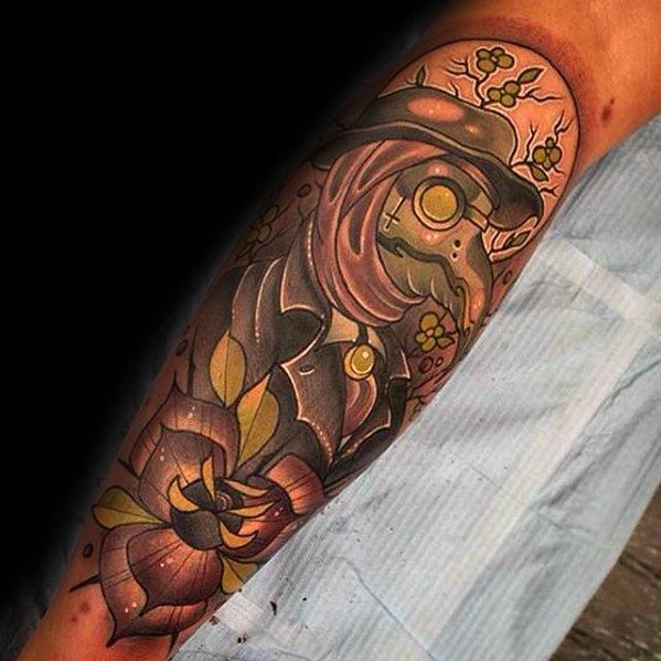 Tatuagem colorida estilo moderno de médico de peste com flor grande