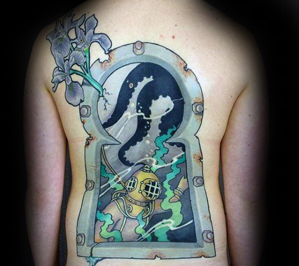Estilo moderno colorido toda a tatuagem de volta do buraco da fechadura enferrujado estilizado com mergulhador de idade