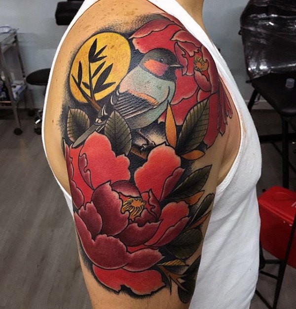 Tatuaje de brazo superior colorido de estilo moderno de pájaro grande con flores