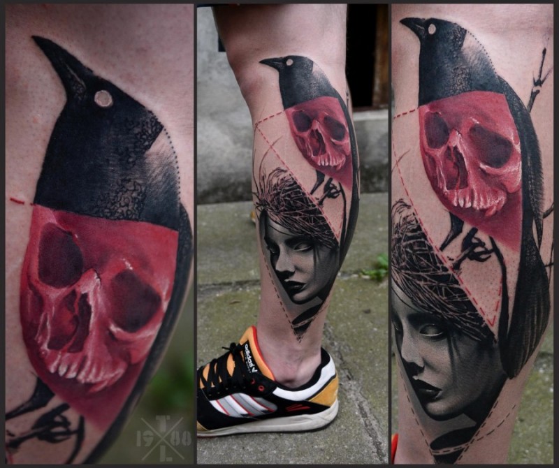 Modernes farbiges Porträt der Frau mit Krähe und Schädel Tattoo auf Bein