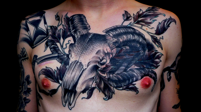 Tatuagem no peito detalhada estilo moderno de crânio animal com penas