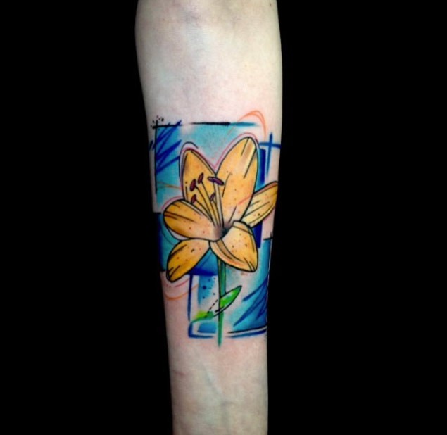 Tatuaje en el antebrazo,
flor exótica alucinante con cuadrados azules