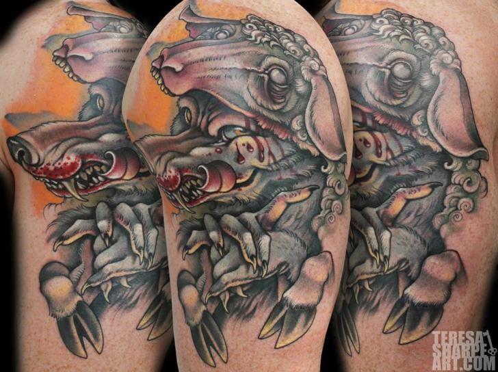 Moderner Stil gemalter und gefärbter blutiger Wolf im Schafshaut Tattoo am Oberarm