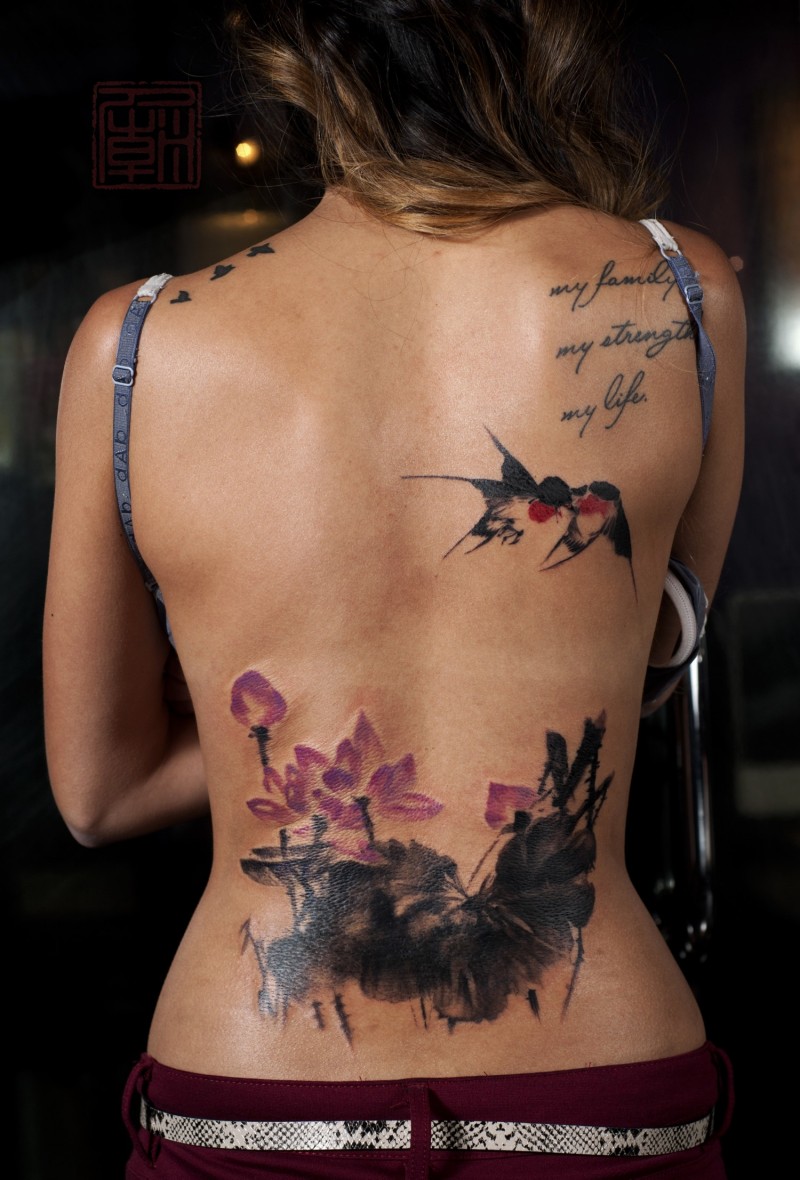 Modernes Bild Blumen Tattoo am Rücken mit Vögeln und Schriftzug