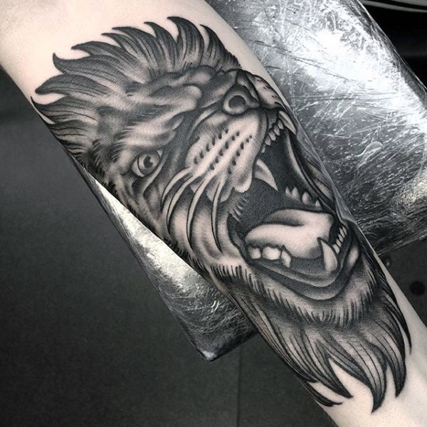 Modernes traditionelles Unterarm Tattoo mit brüllendem Löwen
