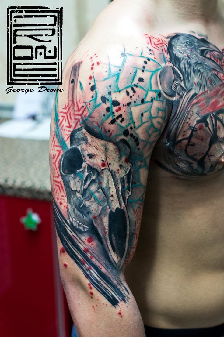 Traditionellstil modern farbiger Oberarm und Brust Tattoo der Krähe mit Uhr