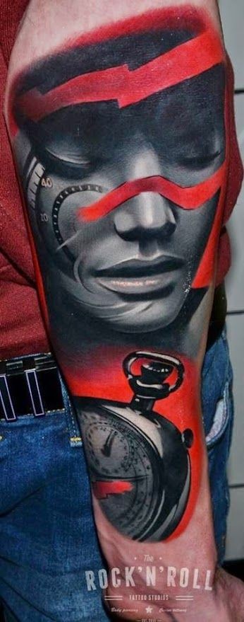 Traditionellstil modern farbiger Arm Tattoo des weiblichen Gesichtes mit Uhr