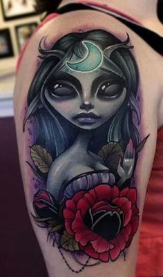 Monster cartoonische farbige mystische Hexe Tattoo an der Schulter mit Mond und Blumen