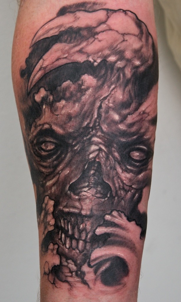 Tatuaje en la pierna, cráneo con la frente grande