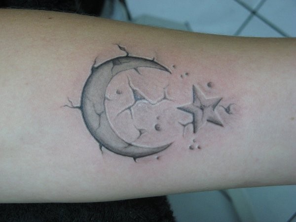 luna e sole tatuaggio su braccio