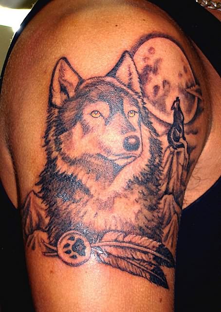 Tatuaggio carino sul braccio il lupo & la luna
