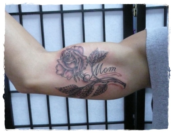 dedicato a madre rosa memoriale con lettere tatuaggio su braccio
