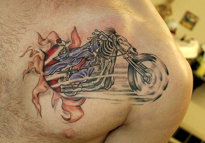 Motorrad verwandelt Pferd Tattoo an der Brust
